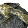 Petit oiseau mort en bronze sur bloc de granit (détail)