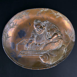 Plateau japonais en cuivre étamé repoussé poissonnier Période Shōwa (dessus)