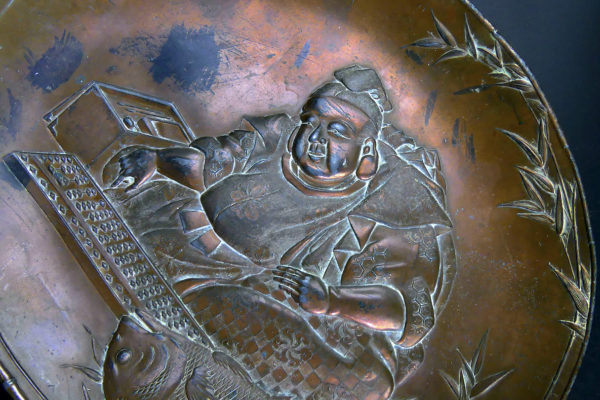 Plateau japonais en cuivre étamé repoussé poissonnier Période Shōwa (détail)