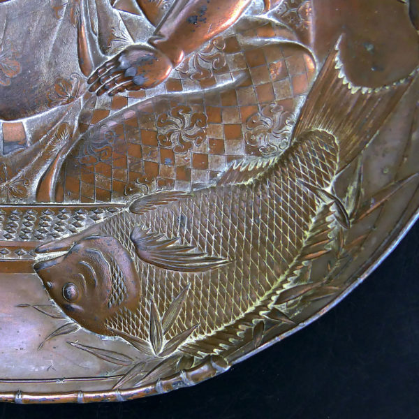 Plateau japonais en cuivre étamé repoussé poissonnier Période Shōwa (détail)