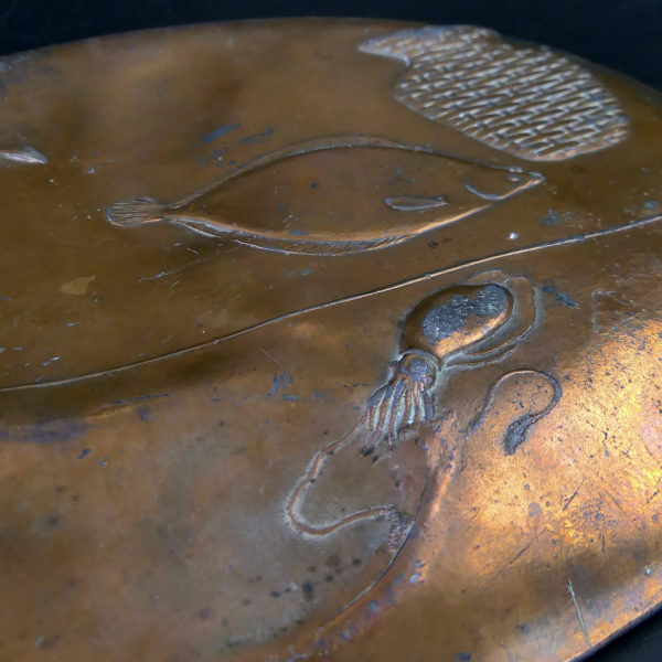 Plateau japonais en cuivre étamé repoussé poissonnier Période Shōwa (dessous détail)