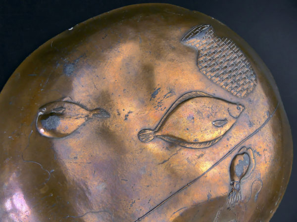 Plateau japonais en cuivre étamé repoussé poissonnier Période Shōwa (dessous détail)