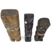 3 petits Teko Teko Maoris anciens sculptés en bois brun et pāua (dessus 3/4)