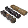 3 petits Teko Teko Maoris anciens sculptés en bois brun et pāua (dessus 3/4)