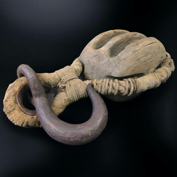 Grande poulie de vieux gréement XIXe rare en bois à 2 réas cordage et crochet (dessus 3/4)