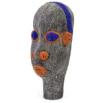 Tête perlée Bamiléké traditionnelle en terre cuite et perles Art de Cameroun (3/4)