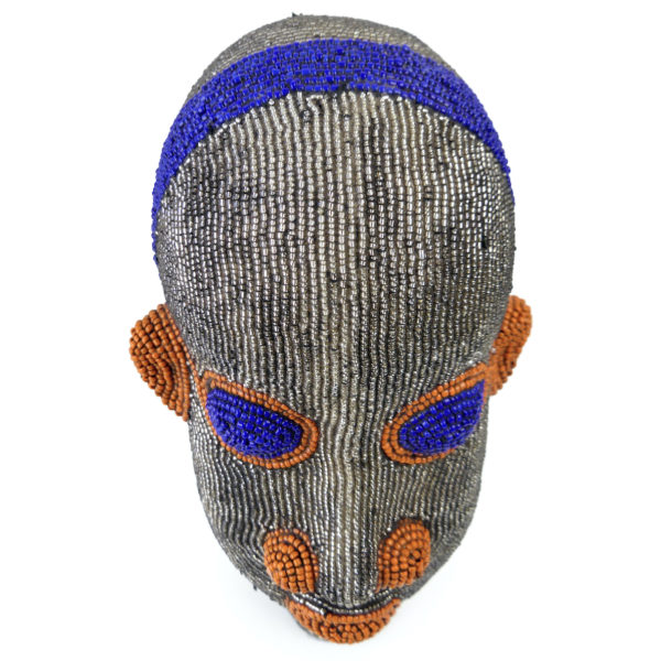 Tête perlée Bamiléké traditionnelle en terre cuite et perles Art de Cameroun (dessus 3/4)
