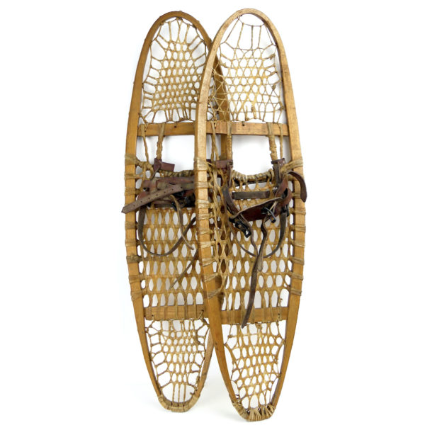 Paire de raquettes à neige ancienne en bois, cuir, et cordage en boyau naturel (face)
