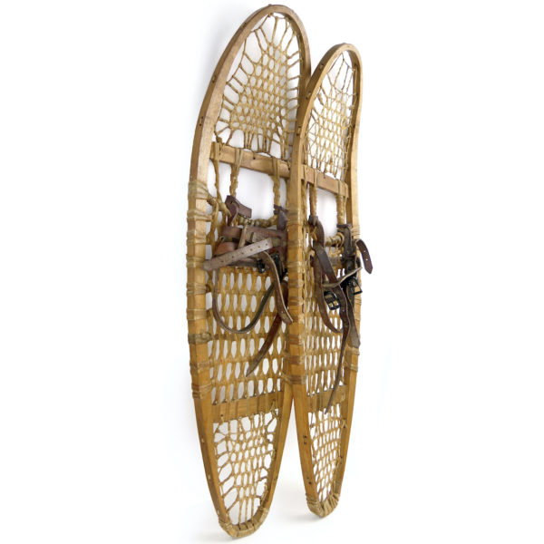 Paire de raquettes à neige ancienne en bois, cuir, et cordage en boyau naturel (3/4)