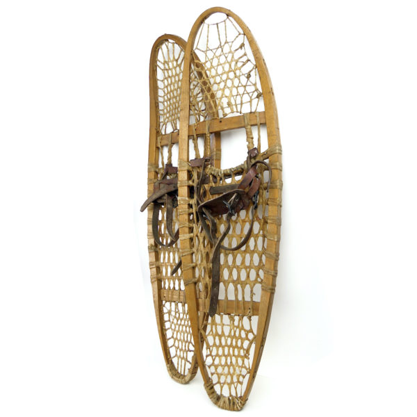 Paire de raquettes à neige ancienne en bois, cuir, et cordage en boyau naturel (3/4)