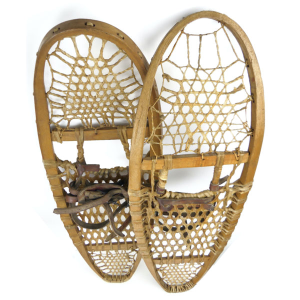Paire de raquettes à neige ancienne en bois, cuir, et cordage en boyau naturel (dessus 3/4)