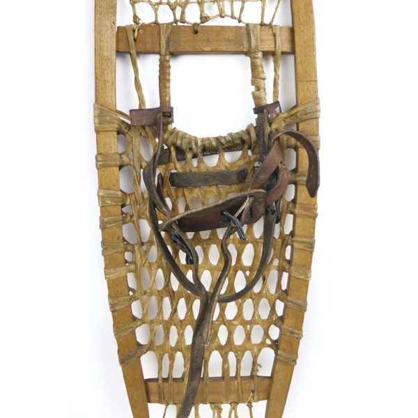 Paire de raquettes à neige ancienne en bois, cuir, et cordage en boyau naturel (détail)