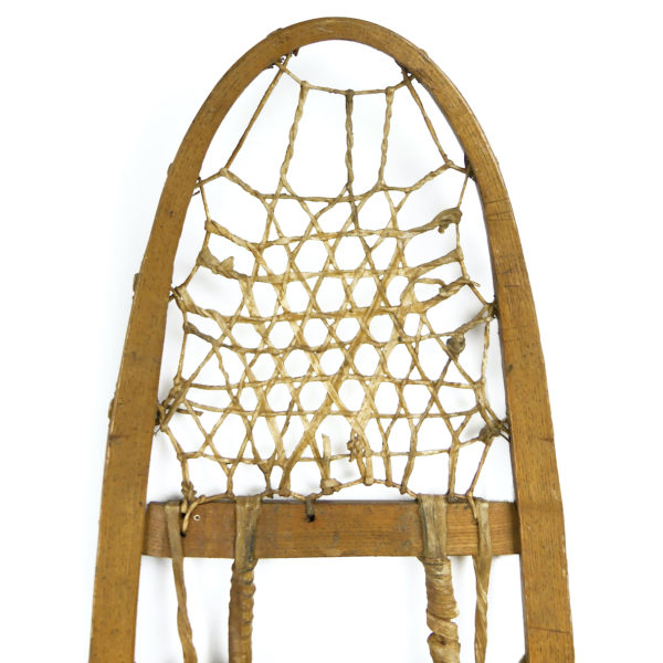 Paire de raquettes à neige ancienne en bois, cuir, et cordage en boyau naturel (détail)
