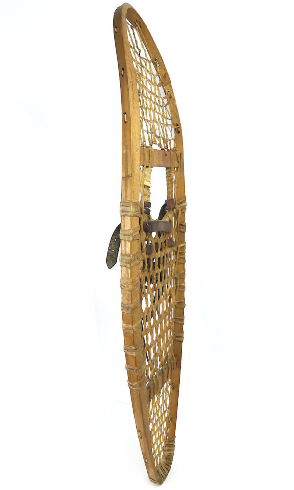 Paire de raquettes à neige ancienne en bois, cuir, et cordage en boyau naturel (profil 3/4)