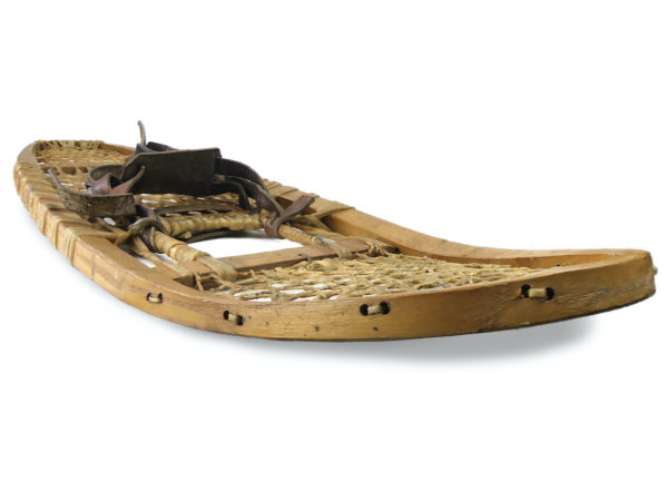 Paire de raquettes à neige ancienne en bois, cuir, et cordage en boyau naturel (profil 3/4)