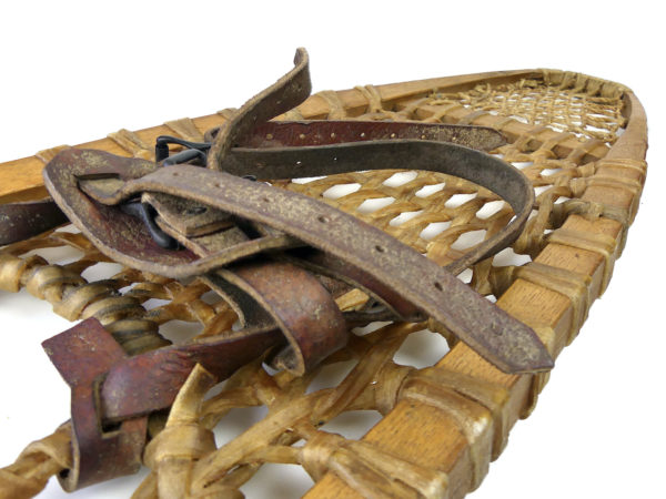 Paire de raquettes à neige ancienne en bois, cuir, et cordage en boyau naturel (détail)