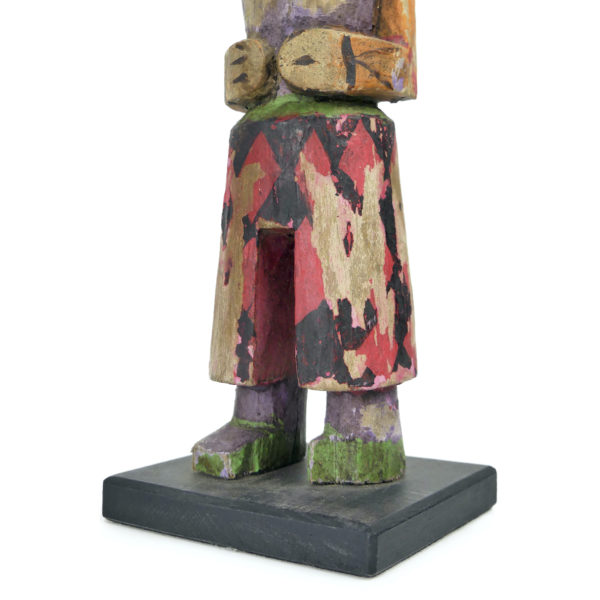 Poupée Kachina à oreille percée et petit bec en bois léger Hopi USA (détail)