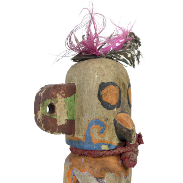 Poupée Kachina à oreille percée et petit bec en bois léger Hopi USA (détail)