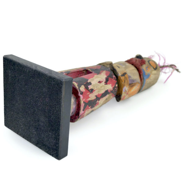 Poupée Kachina à oreille percée et petit bec en bois léger Hopi USA (dessous 3/4)