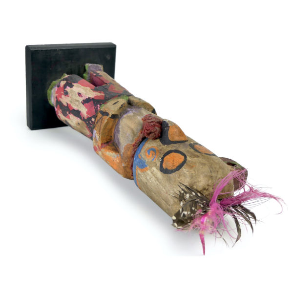 Poupée Kachina à oreille percée et petit bec en bois léger Hopi USA (dessus 3/4)