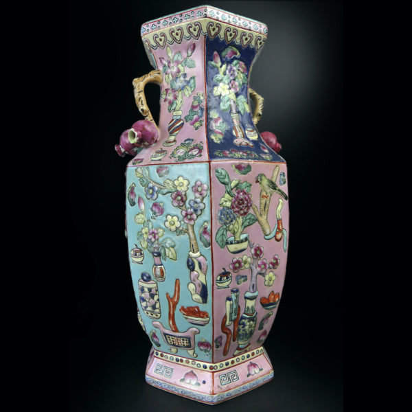 Grand vase chinois ancien en porcelaine hexagonale de forme balustre Chine (3/4)