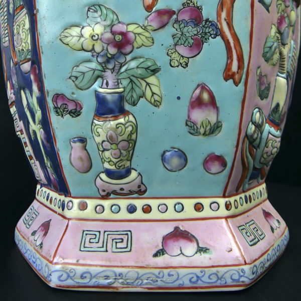 Grand vase chinois ancien en porcelaine hexagonale de forme balustre Chine (détail)