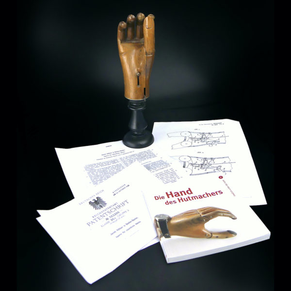 Prothèse de main Hüfner en bois articulée sur pied (docs)