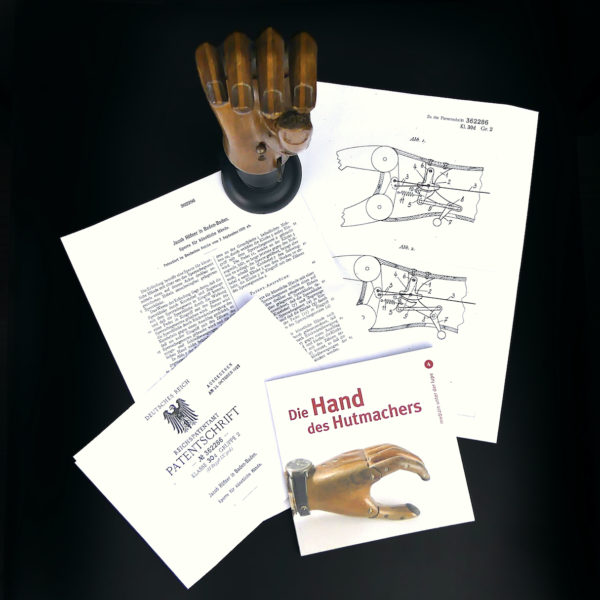 Prothèse de main Hüfner en bois articulée sur pied (docs)