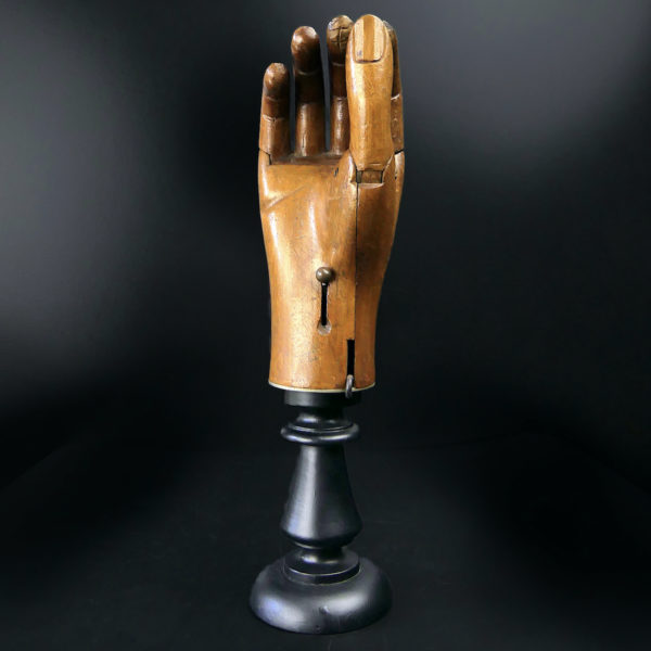 Prothèse de main Hüfner en bois articulée sur pied (intérieur)