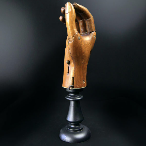 Prothèse de main Hüfner en bois articulée sur pied (3/4)