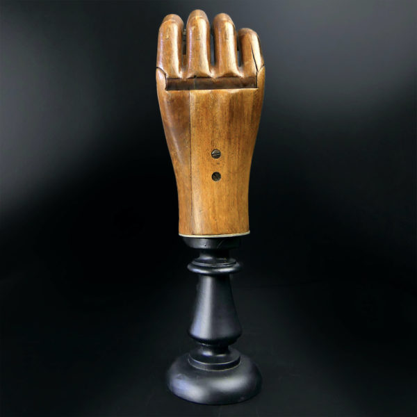 Prothèse de main Hüfner en bois articulée sur pied (dos)
