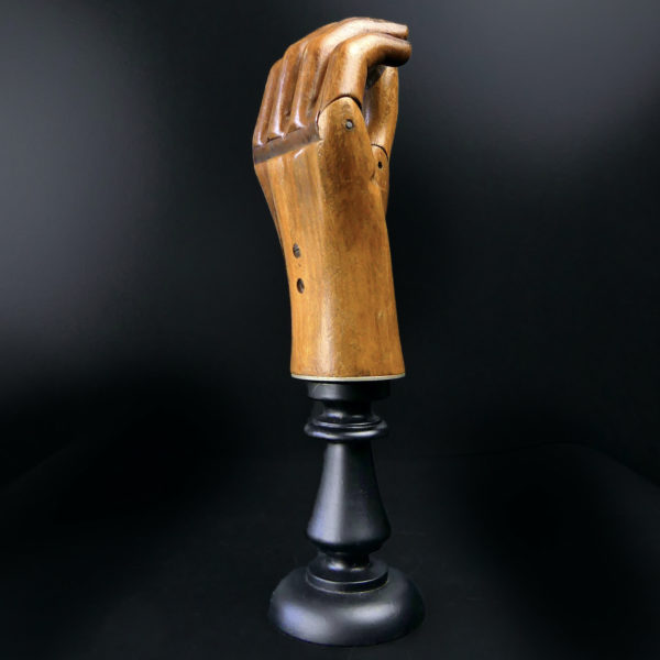 Prothèse de main Hüfner en bois articulée sur pied (3/4)