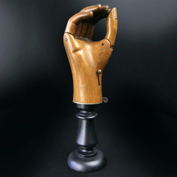Prothèse de main Hüfner en bois articulée sur pied (3/4)