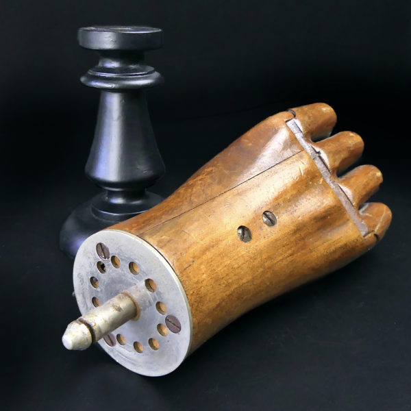Prothèse de main Hüfner en bois articulée sur pied (détail)