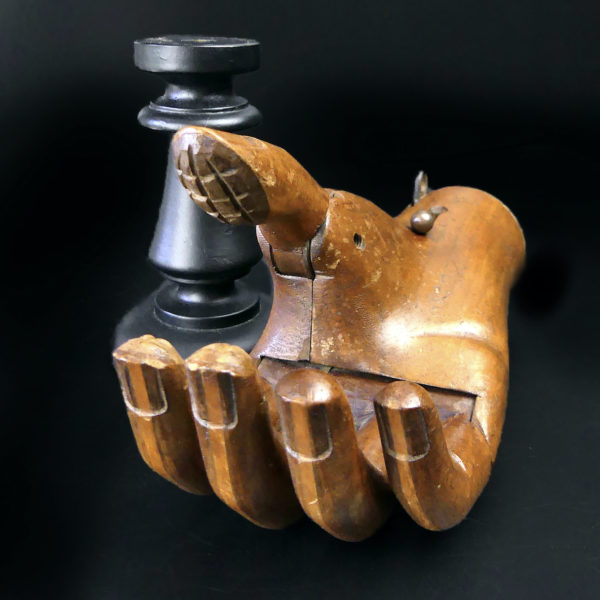 Prothèse de main Hüfner en bois articulée sur pied (détail)
