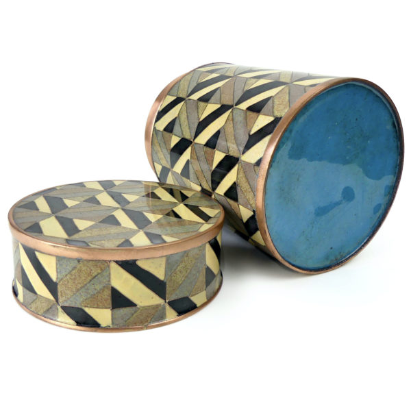 Petit cloisonné brun géométrique carrés et lignes Fabienne Jouvin Paris (dessous ouvert)