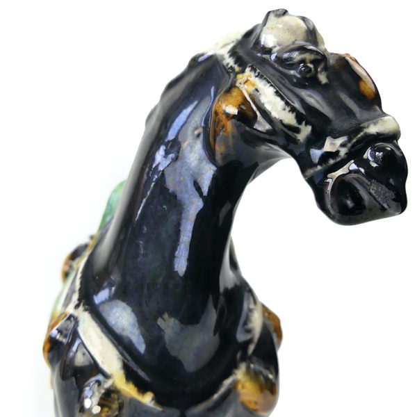 Petit cheval noir style Tang en céramique émaillée chinoise (détail)