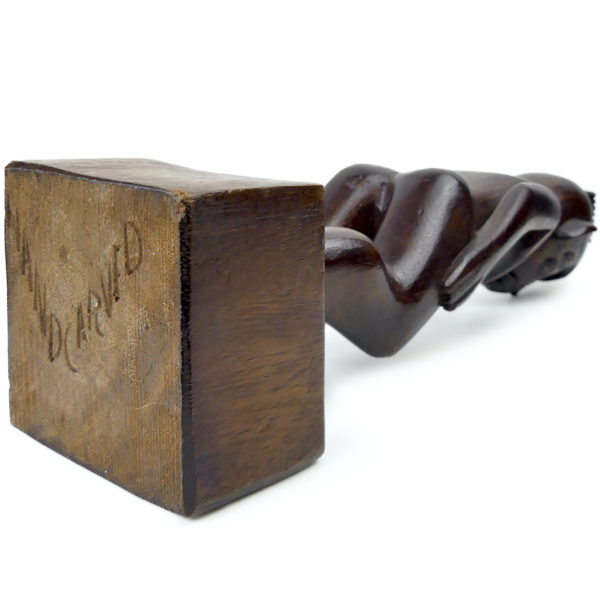 Petit Teko Teko Poutokomanawa Māori en bois brun Nouvelle-Zélande (dessous 3/4)