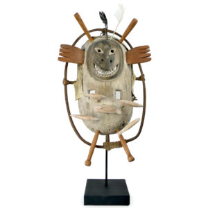 Grand masque céphalomorphe aux poissons Esprit rieur Yupik sur pied (face)