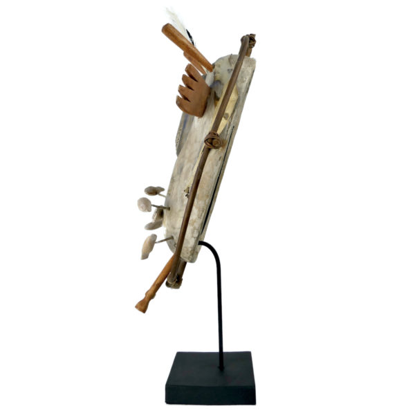 Grand masque céphalomorphe aux poissons Esprit rieur Yupik sur pied (profil)