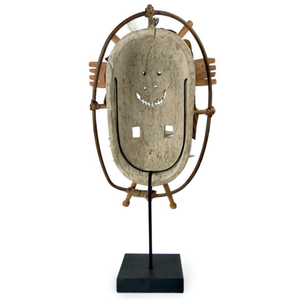 Grand masque céphalomorphe aux poissons Esprit rieur Yupik sur pied (dos)