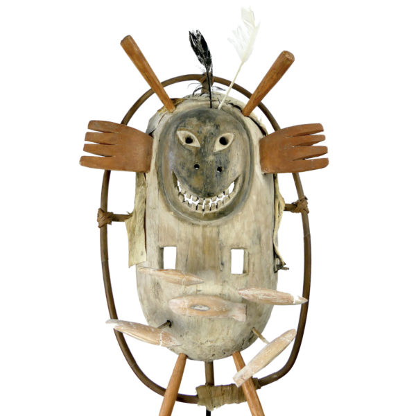 Grand masque céphalomorphe aux poissons Esprit rieur Yupik sur pied (face)