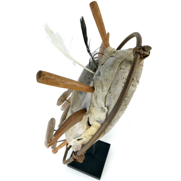 Grand masque céphalomorphe aux poissons Esprit rieur Yupik sur pied (dessus 3/4)