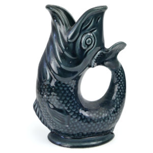Petit pichet poisson anglais en céramique bleue Fosters Studio Pottery (profil)