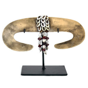 Bipane asmat Irian Jaya ornement nasal sur socle Papouasie-Nouvelle-Guinée (face)