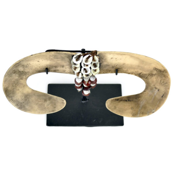 Bipane asmat Irian Jaya ornement nasal sur socle Papouasie-Nouvelle-Guinée (dessus)