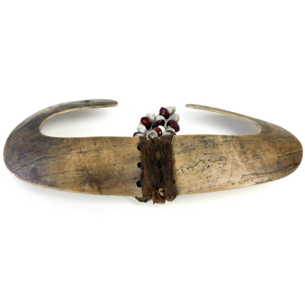 Bipane asmat Irian Jaya ornement nasal sur socle Papouasie-Nouvelle-Guinée (dessus)