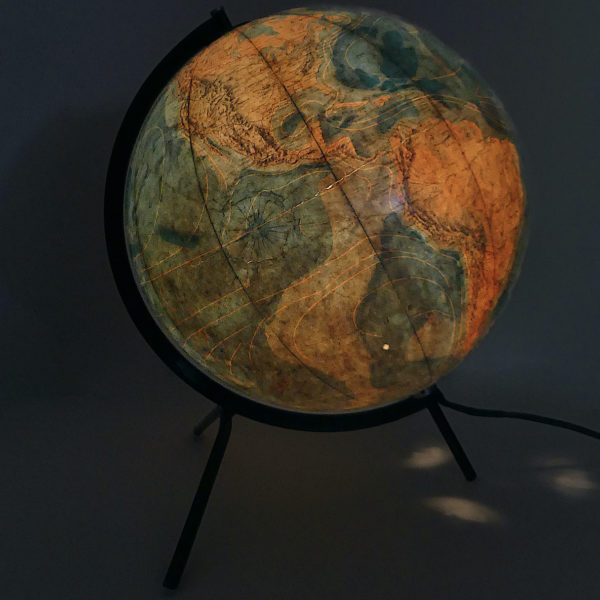 Lampe Globe Terrestre trépied de bureau Carte Taride France (profil allumée)