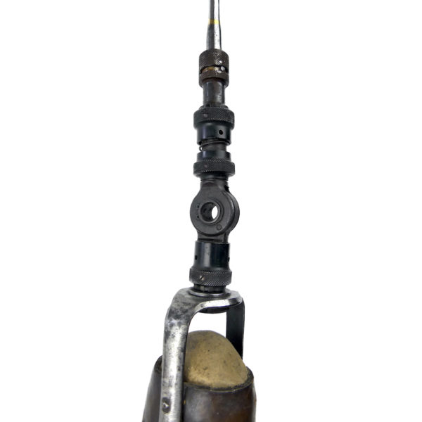 Prothèse d’épaule ancienne bras mécanique et crochet en acier sur socle (détail)