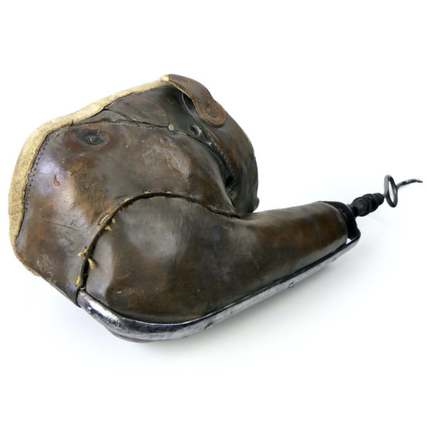 Prothèse d’épaule ancienne bras mécanique et crochet en acier sur socle (dessus 3/4)